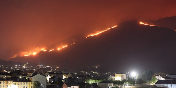 Los incendios dejan heridos a un brigadista y a un bombero mientras se espera la llegada de 200 militares