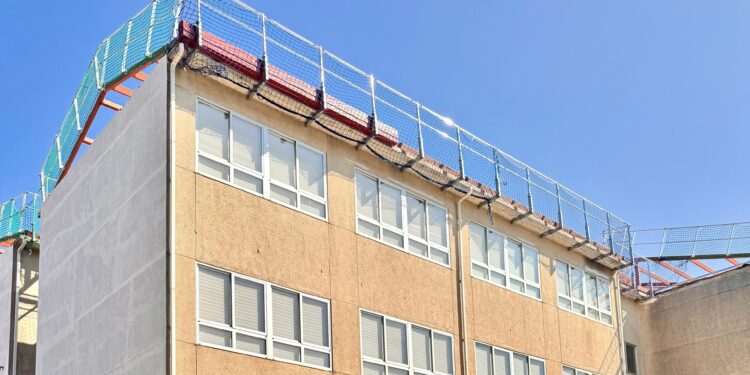 Caballero asegura que el alumnado del Celso Emilio Ferreiro empezará el curso con nueva cubierta