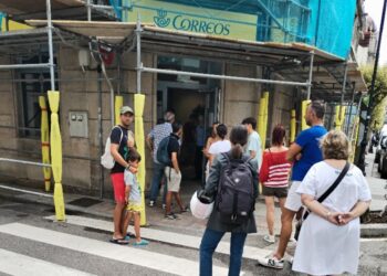 Denuncian colas de 50 personas y tiempos de espera de 45 minutos en Correos