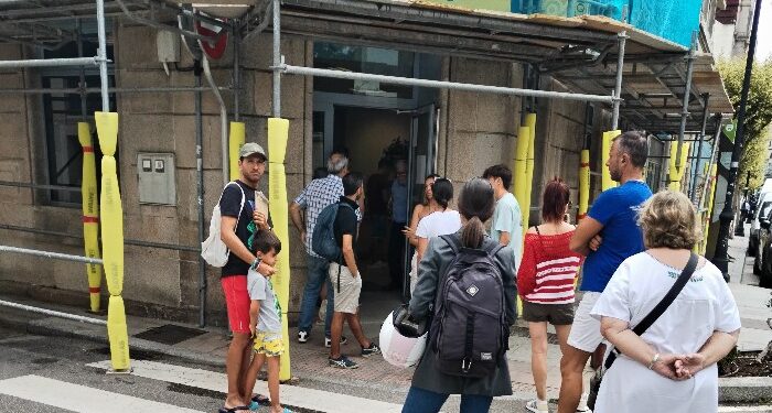 Denuncian colas de 50 personas y tiempos de espera de 45 minutos en Correos