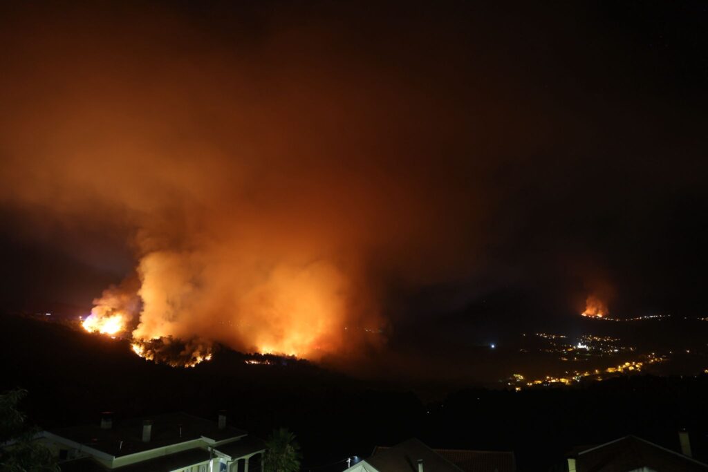 Alerta máxima por graves incendios al norte de Portugal: desalojos, evacuaciones y bomberos heridos
