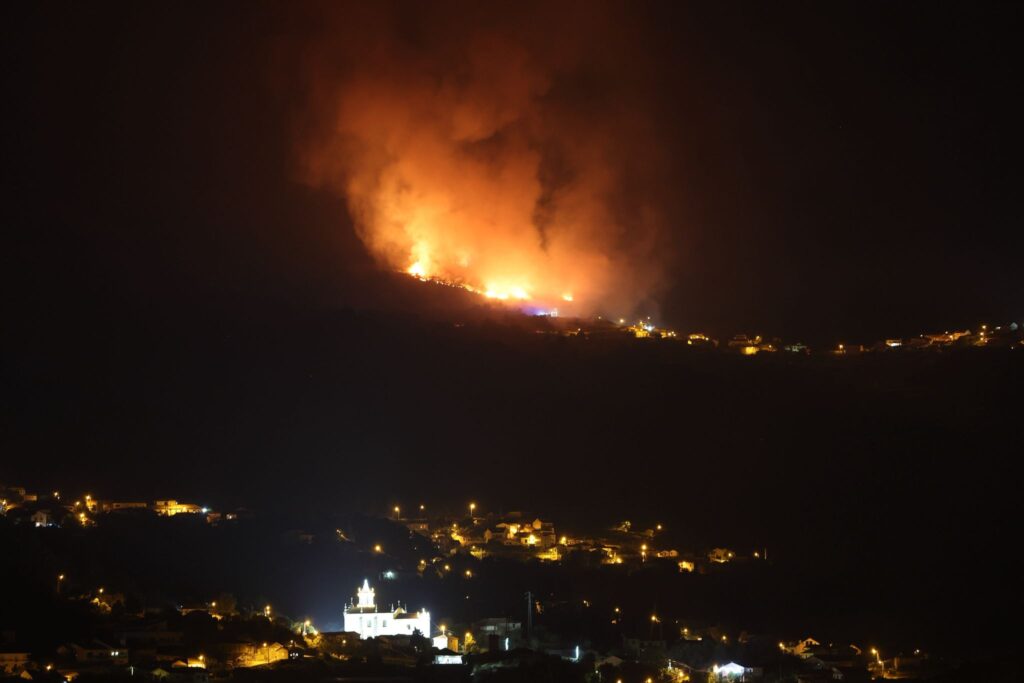 Alerta máxima por graves incendios al norte de Portugal: desalojos, evacuaciones y bomberos heridos