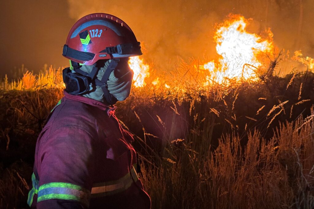 Alerta máxima por graves incendios al norte de Portugal: desalojos, evacuaciones y bomberos heridos