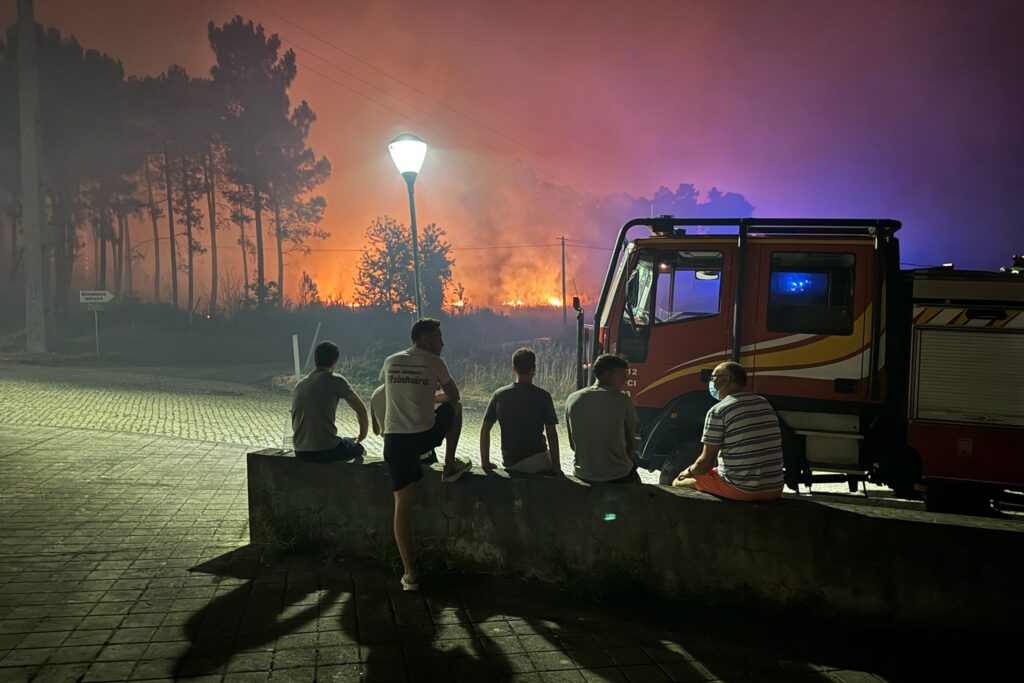 Alerta máxima por graves incendios al norte de Portugal: desalojos, evacuaciones y bomberos heridos