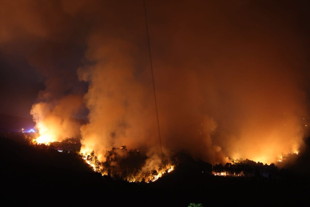 Alerta máxima por graves incendios al norte de Portugal: desalojos, evacuaciones y bomberos heridos