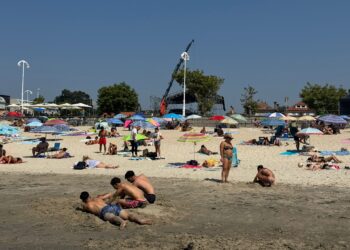 Caos en Samil: O Marisquiño colapsa los aparcamientos y enfurece a vigueses y turistas
