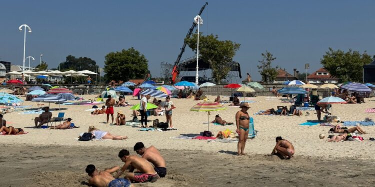 Caos en Samil: O Marisquiño colapsa los aparcamientos y enfurece a vigueses y turistas