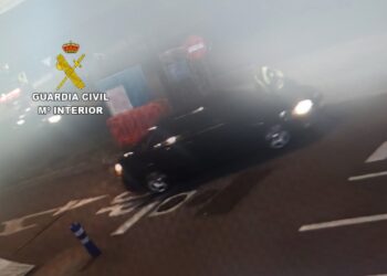 Conduce en dirección contraria en un centro comercial, arrolla al vigilante de seguridad y se da a la fuga