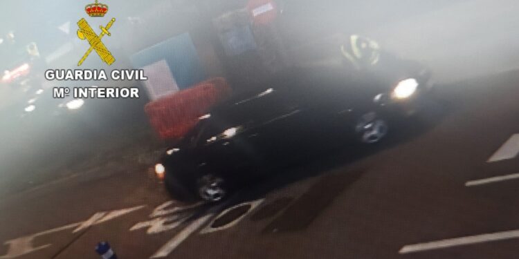Conduce en dirección contraria en un centro comercial, arrolla al vigilante de seguridad y se da a la fuga