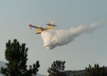 Un fuego en As Neves causa limitaciones en la A-52