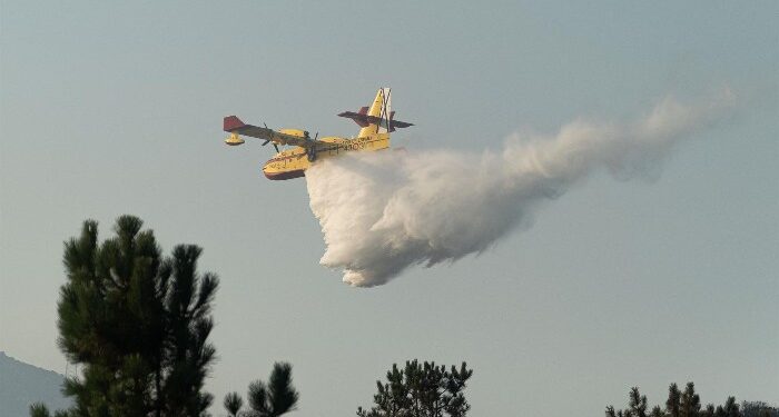Un fuego en As Neves causa limitaciones en la A-52