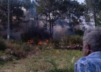 Bomberos vigueses luchan contra el fuego en A Costa da Morte