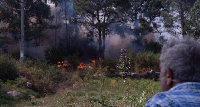 Bomberos vigueses luchan contra el fuego en A Costa da Morte