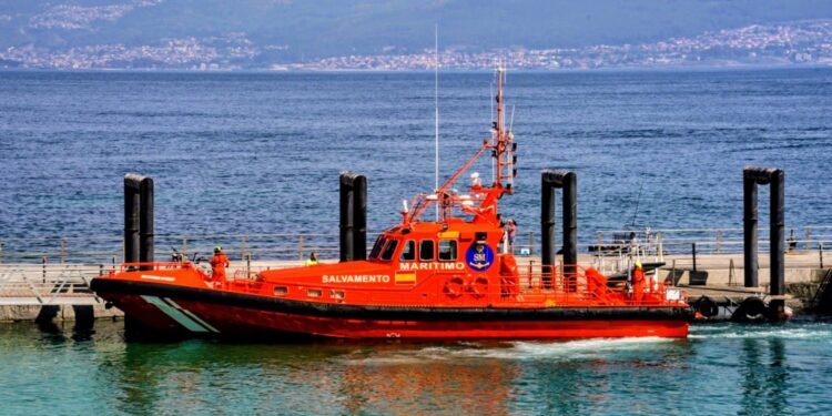 Evacuación de un turista por una fractura en Cíes