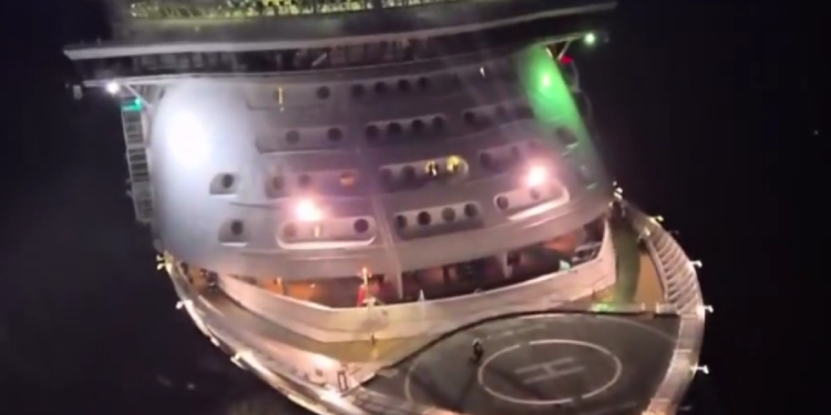 Evacuado de urgencia al Hospital Álvaro Cunqueiro un pasajero del ‘Independence of the Seas’