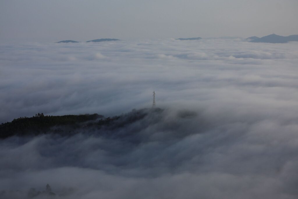 El hipnótico amanecer desde el Monte Alba: así desaparece Vigo bajo la niebla