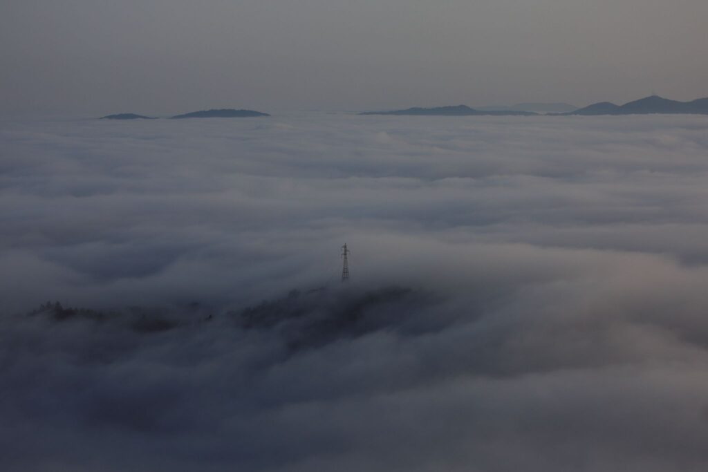 El hipnótico amanecer desde el Monte Alba: así desaparece Vigo bajo la niebla
