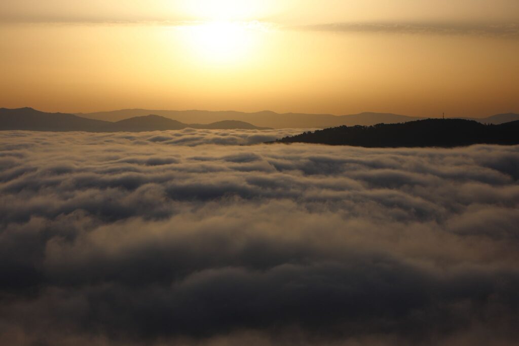 El hipnótico amanecer desde el Monte Alba: así desaparece Vigo bajo la niebla