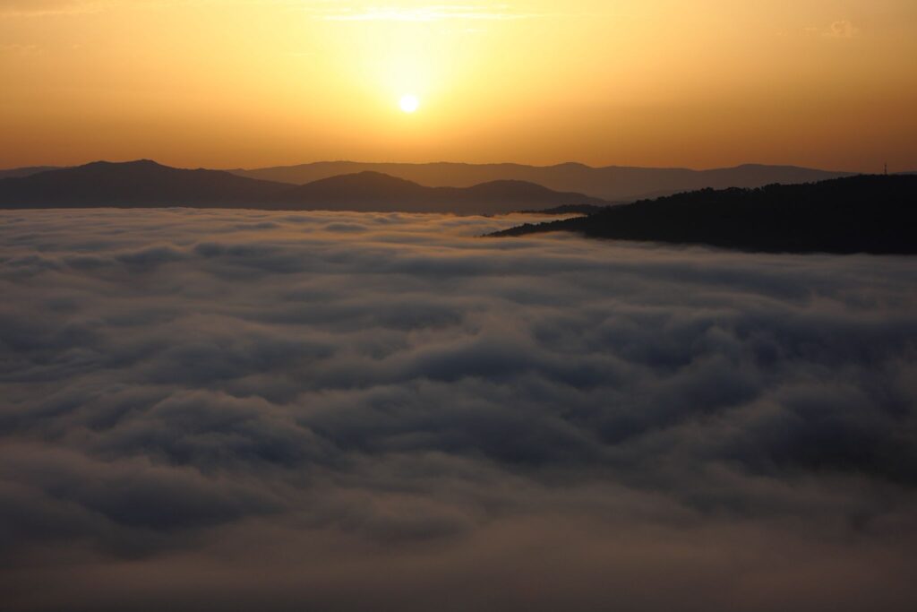 El hipnótico amanecer desde el Monte Alba: así desaparece Vigo bajo la niebla