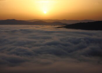 El hipnótico amanecer desde el Monte Alba: así desaparece Vigo bajo la niebla