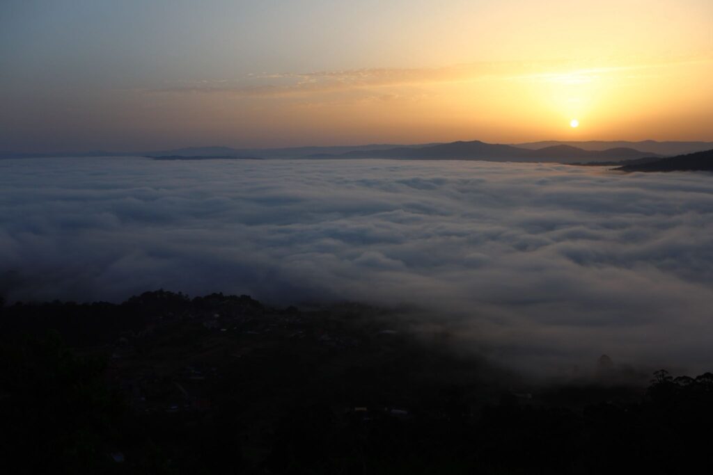 El hipnótico amanecer desde el Monte Alba: así desaparece Vigo bajo la niebla
