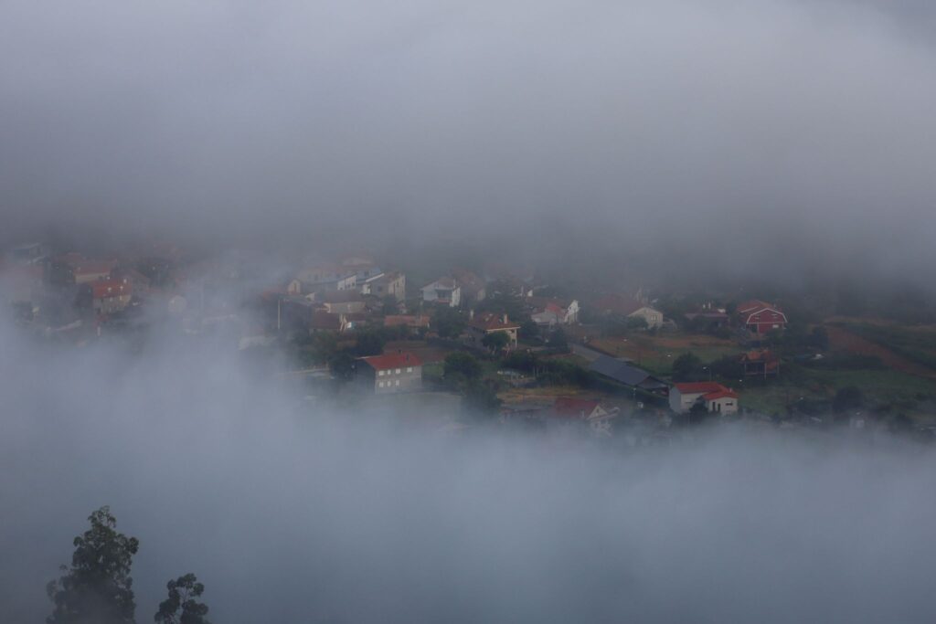 El hipnótico amanecer desde el Monte Alba: así desaparece Vigo bajo la niebla
