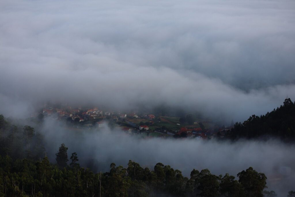 El hipnótico amanecer desde el Monte Alba: así desaparece Vigo bajo la niebla