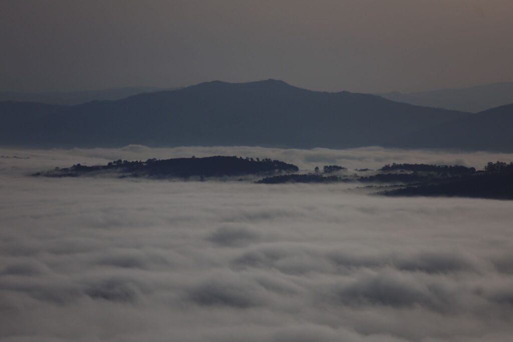 El hipnótico amanecer desde el Monte Alba: así desaparece Vigo bajo la niebla
