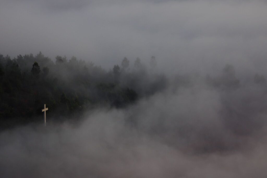 El hipnótico amanecer desde el Monte Alba: así desaparece Vigo bajo la niebla