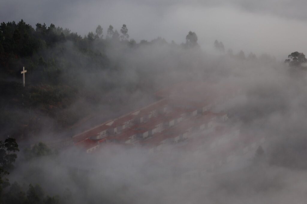 El hipnótico amanecer desde el Monte Alba: así desaparece Vigo bajo la niebla