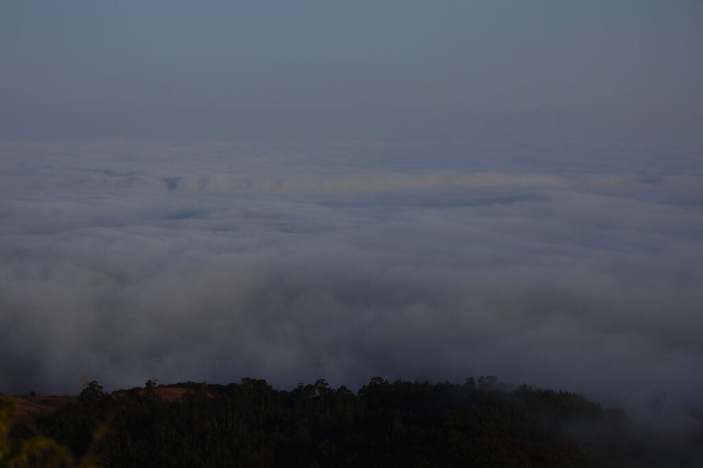 El hipnótico amanecer desde el Monte Alba: así desaparece Vigo bajo la niebla