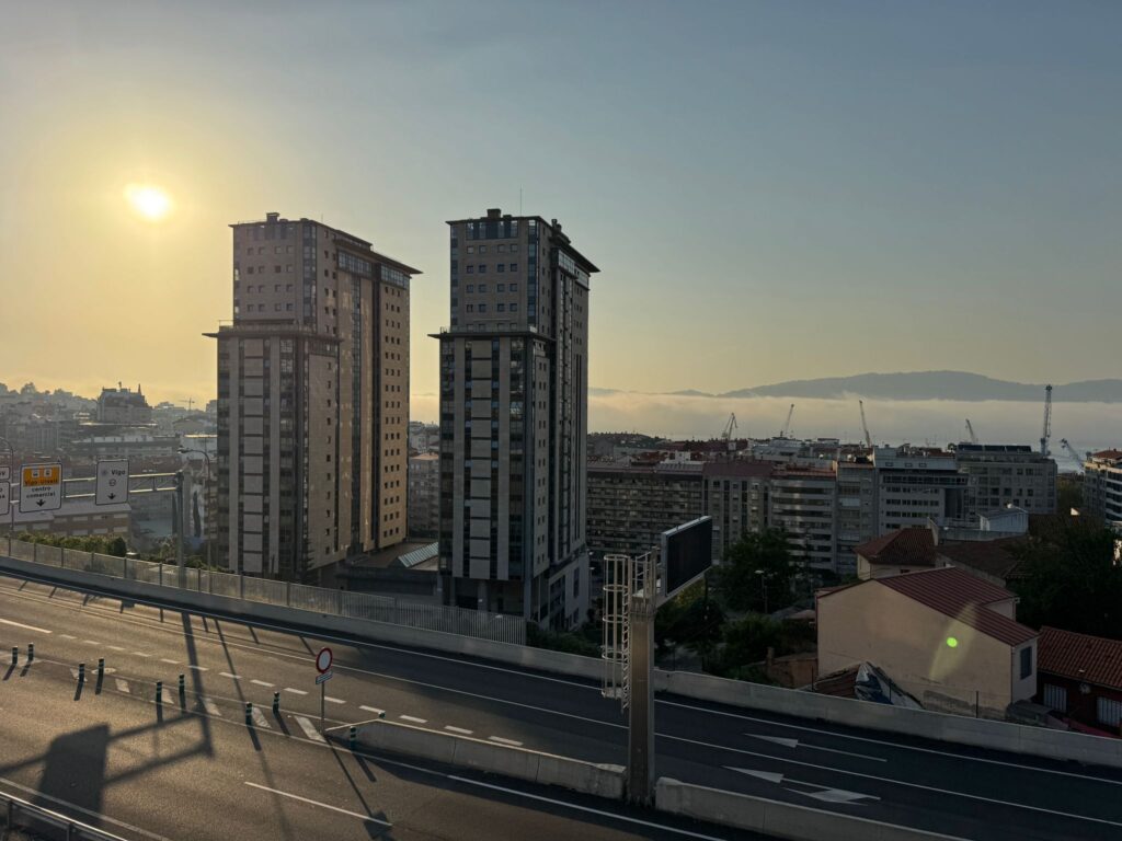 Las nieblas moderan el calor en las Rías: así entra el manto blanco en las calles de Vigo 