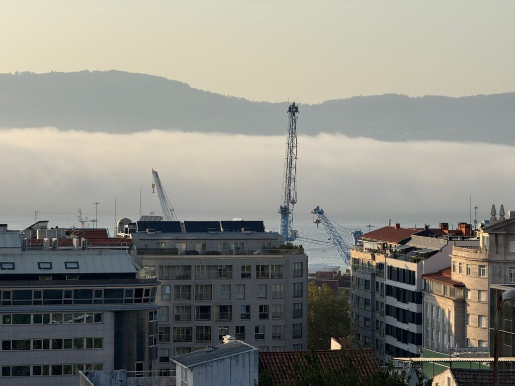 Las nieblas moderan el calor en las Rías: así entra el manto blanco en las calles de Vigo 