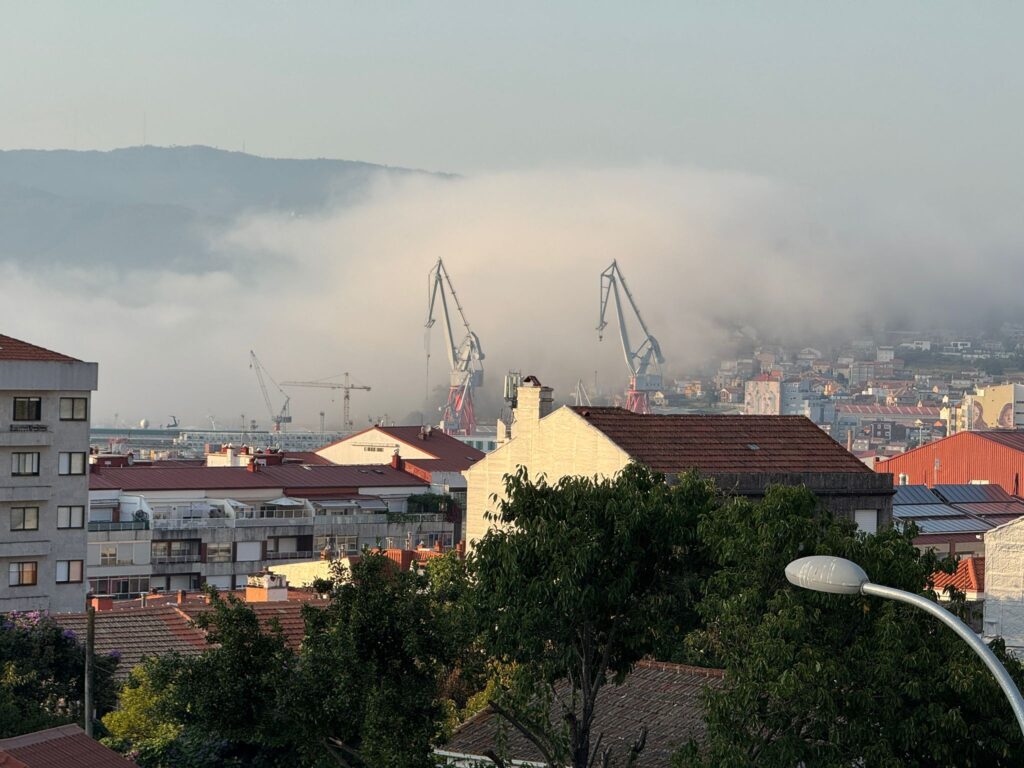 Las nieblas moderan el calor en las Rías: así entra el manto blanco en las calles de Vigo 