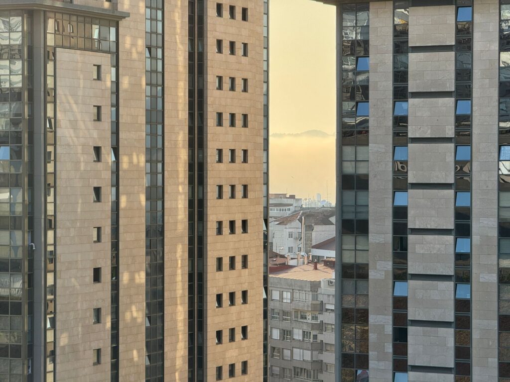 Las nieblas moderan el calor en las Rías: así entra el manto blanco en las calles de Vigo 