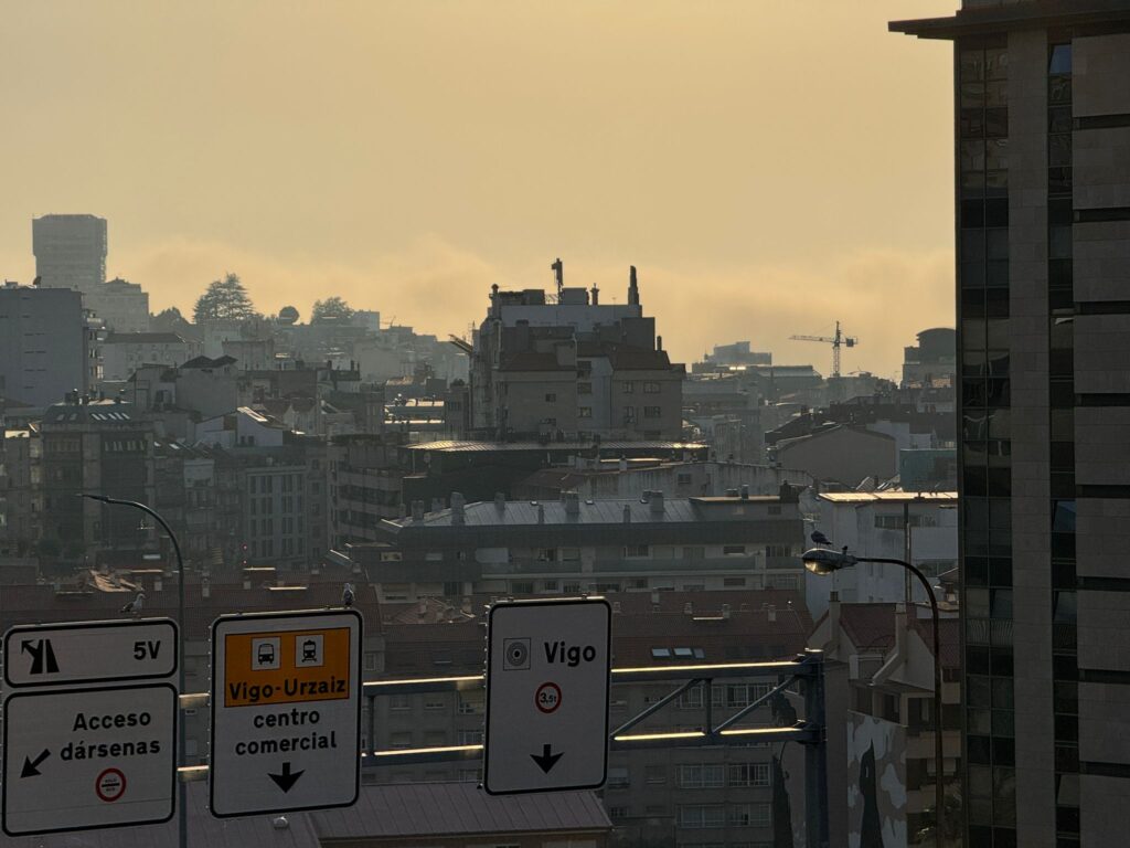 Las nieblas moderan el calor en las Rías: así entra el manto blanco en las calles de Vigo 