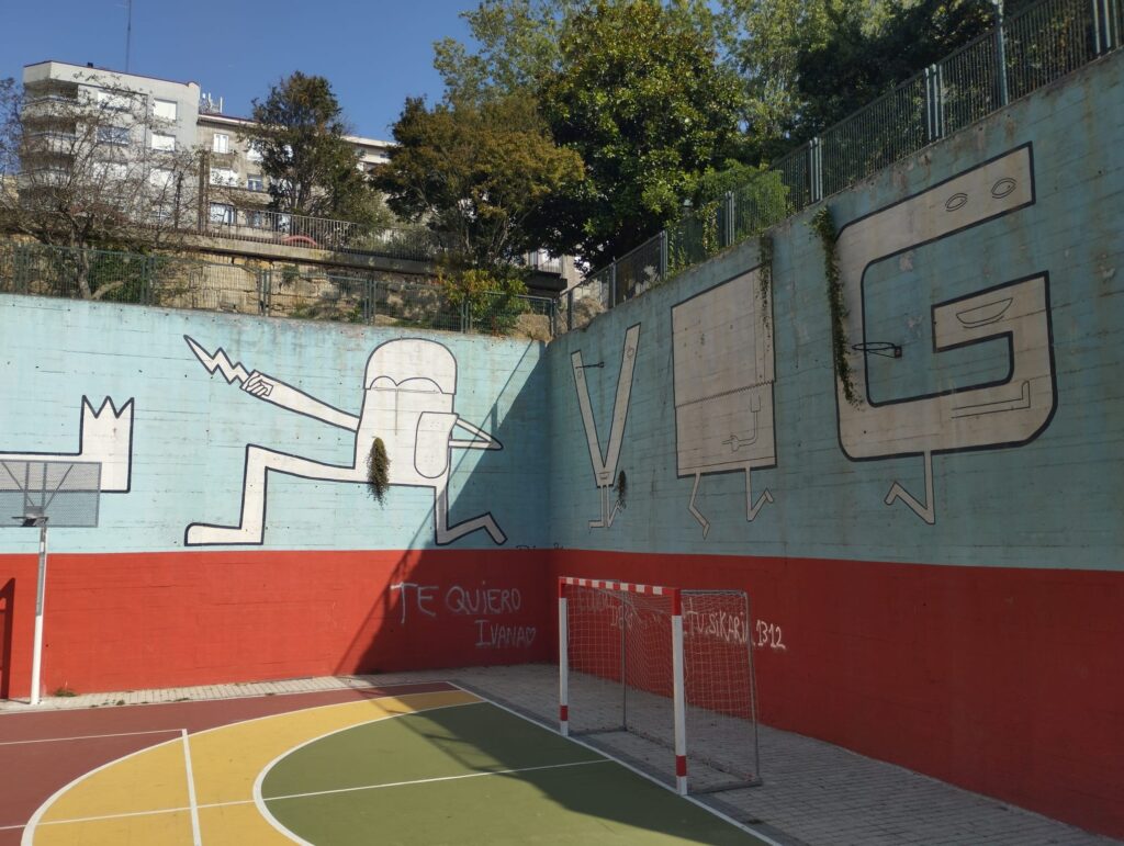 Uno de los murales del programa "Vigo, Cidade de Cor" ha aparecido vandalizado en los últimos días. Varias pintadas afean la intervención del artista vigués Ash Santos