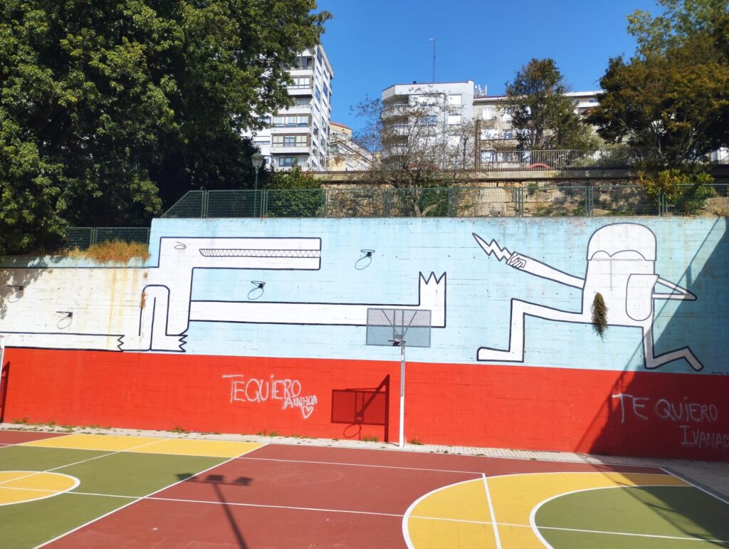 Uno de los murales del programa "Vigo, Cidade de Cor" ha aparecido vandalizado en los últimos días. Varias pintadas afean la intervención del artista vigués Ash Santos