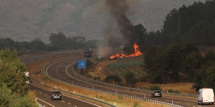 Restablecida la circulación de trenes en Galicia bloqueados por los incendios