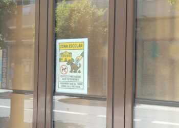 Carteles en un edificio protegido de Vigo… contra los orines de perros