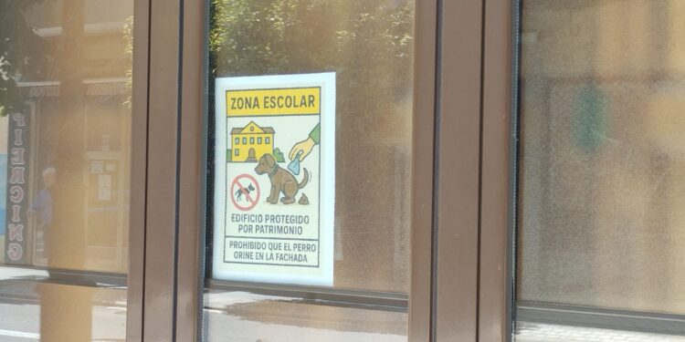 Carteles en un edificio protegido de Vigo… contra los orines de perros