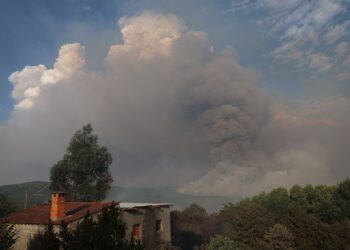 La circulación ferroviaria entre Galicia y Madrid continúa suspendida por los incendios