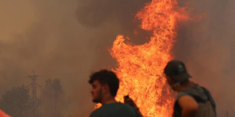 Rabia, dolor e impotencia ante los mayores incendios de la historia de Galicia: «No podemos más»