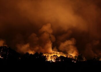 La magnitud de los incendios se agrava en una jornada de retorno: sin tren y con peligro en las carreteras