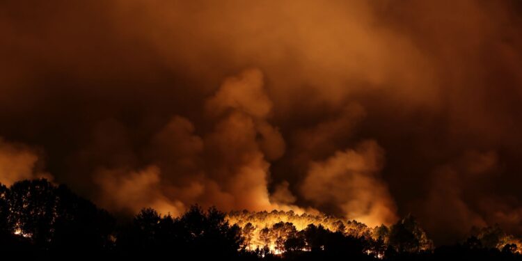 La magnitud de los incendios se agrava en una jornada de retorno: sin tren y con peligro en las carreteras