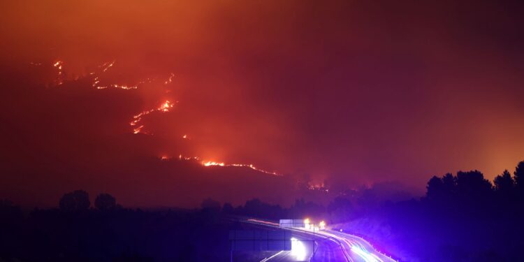 La magnitud de los incendios se agrava en una jornada de retorno: sin tren y con peligro en las carreteras