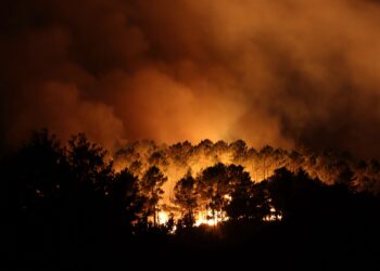La magnitud de los incendios se agrava en una jornada de retorno: sin tren y con peligro en las carreteras