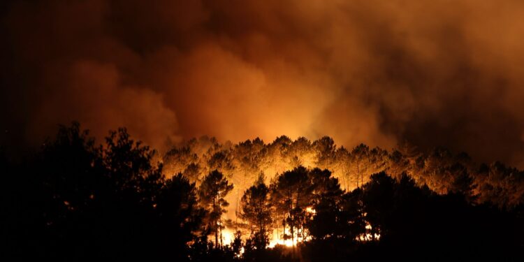 La magnitud de los incendios se agrava en una jornada de retorno: sin tren y con peligro en las carreteras