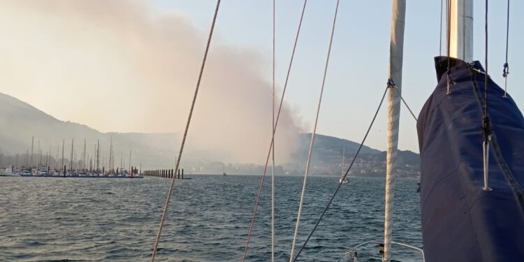 La Xunta activa el nivel 2 de emergencia en Vilaboa por un incendio que amenaza casas