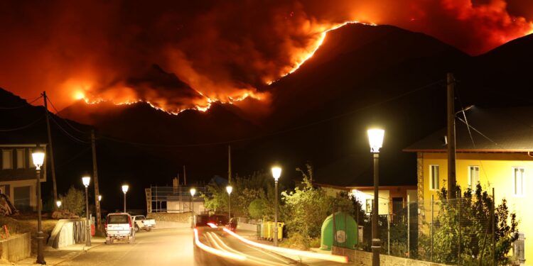 Galicia logra avances favorables frente a los incendios: cuatro estabilizados